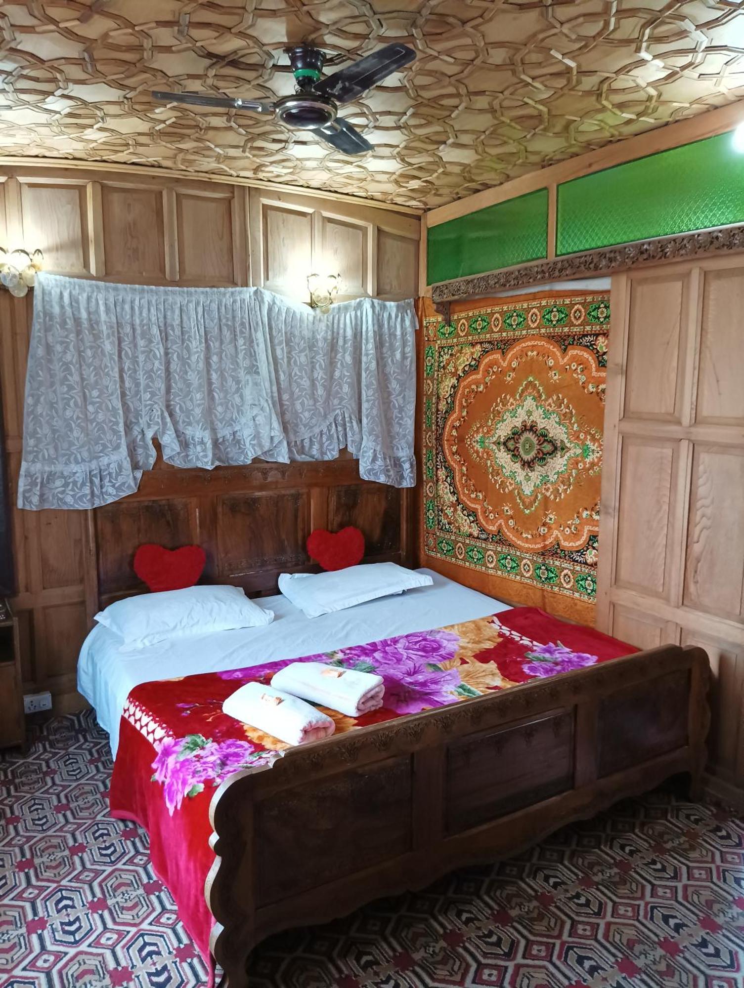 New Minar Group Of Houseboats Hotell Srīnagar Eksteriør bilde
