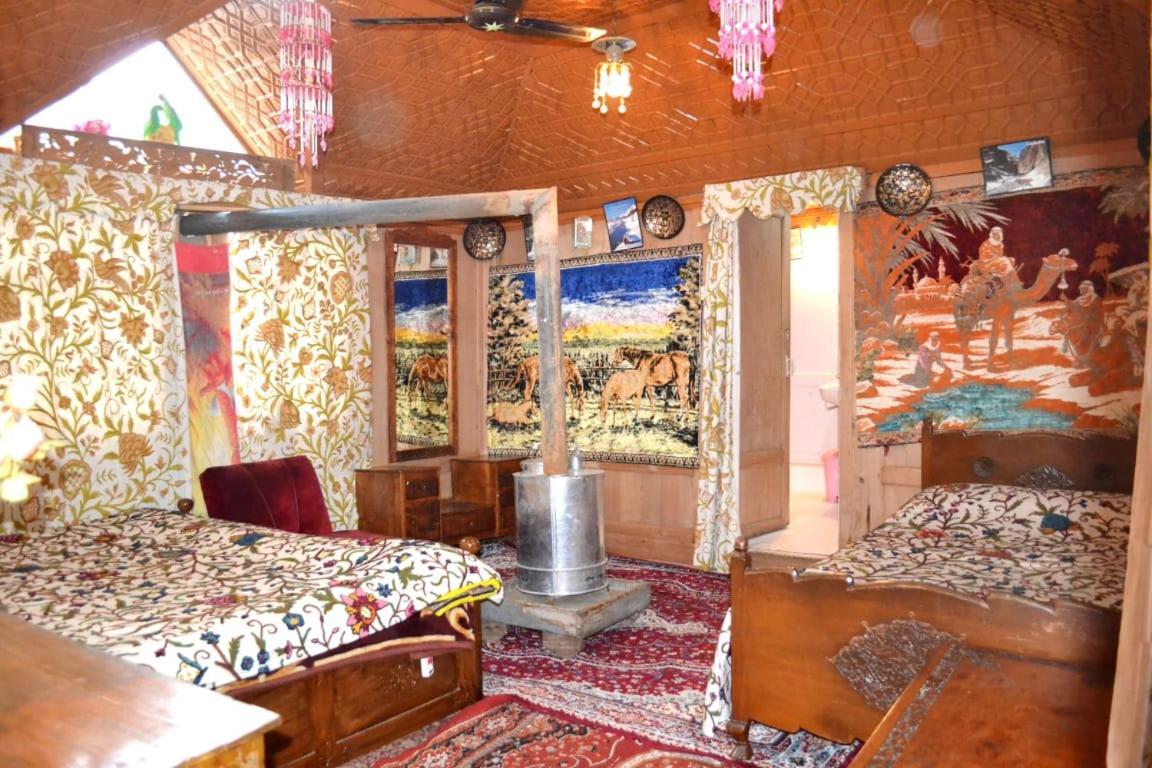 New Minar Group Of Houseboats Hotell Srīnagar Rom bilde